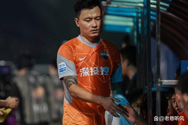 赛后中超传出新动向；上海申花更衣室发声；管理层表态：更衣室稳定；控场能力受关注的简单介绍