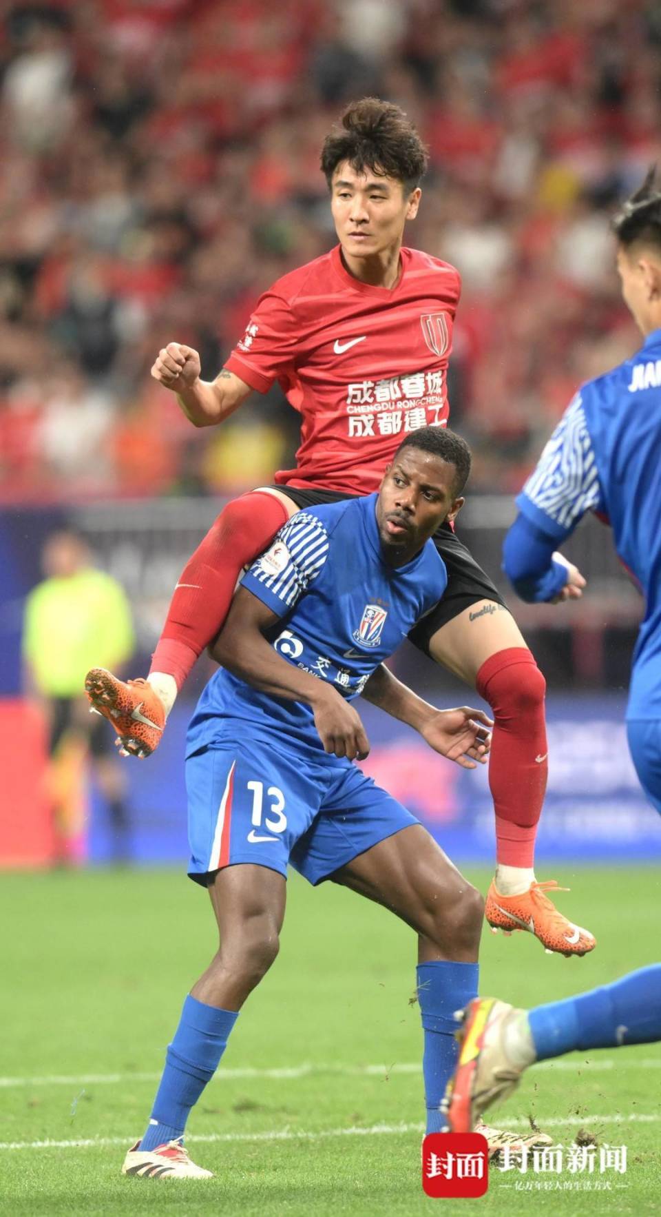 赛后中超传出新动向；上海申花更衣室发声；管理层表态：更衣室稳定；控场能力受关注的简单介绍