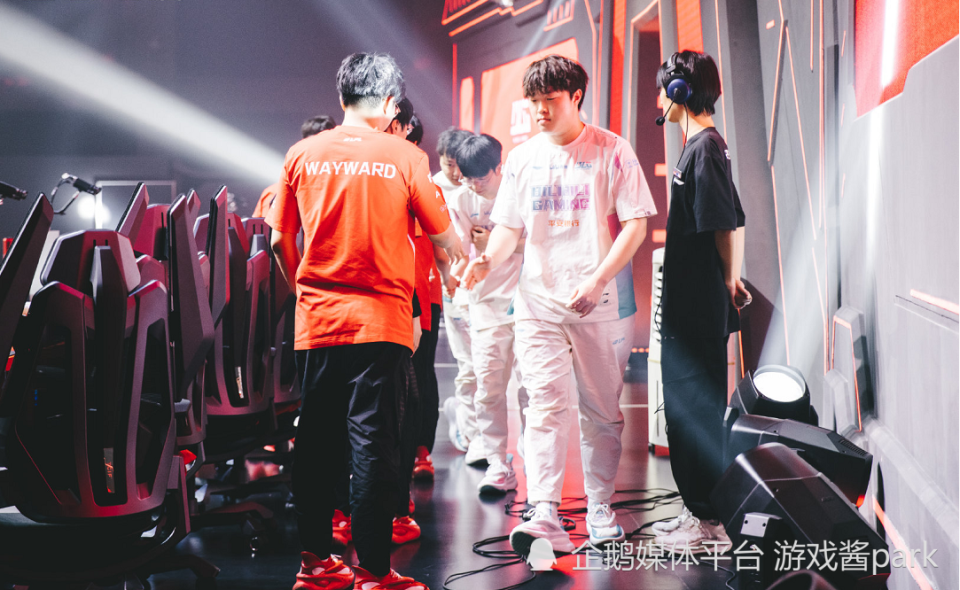 包含Rookie回归赛场,惊险取胜首场状态亮眼,TES观众沸腾!的词条 包含Rookie回归赛场,惊险取胜首场状态亮眼,TES观众沸腾!的词条